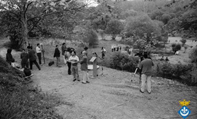 Inauguració de la signatura de la Font Trobada dins la Festa Verdaguer, obra de Perejaume. Gil Orriols, alcalde de Folgueroles