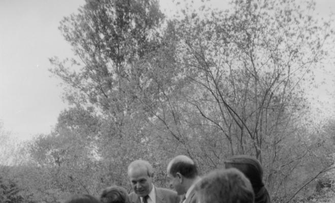 Inauguració de la signatura de la Font Trobada dins la Festa Verdaguer, obra de Perejaume. Gil Orriols, alcalde de Folgueroles