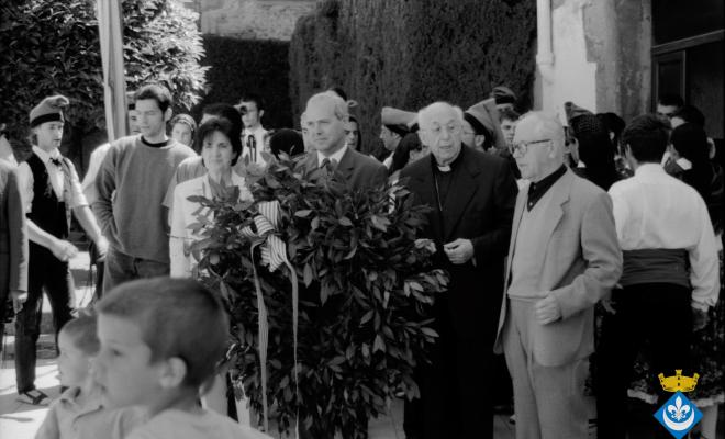 Ofrena floral al pedró de mossèn Cinto per la Festa Verdaguer. Gil Orriols, acalde de Folgueroles, Maria Homs, presidenta d'Amics de Verdaguer, el rector Ramon Besora