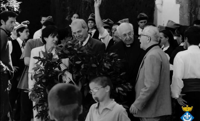 Ofrena floral al pedró de mossèn Cinto per la Festa Verdaguer. Gil Orriols, acalde de Folgueroles, Maria Homs, presidenta d'Amics de Verdaguer, el rector Ramon Besora