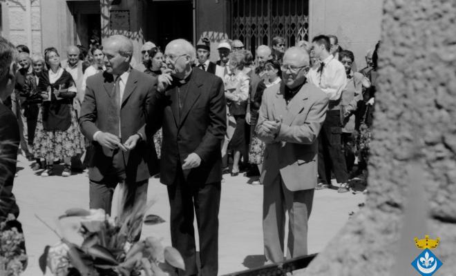 Ofrena floral al pedró de mossèn Cinto per la Festa Verdaguer. Gil Orriols, acalde de Folgueroles, el rector Ramon Besora