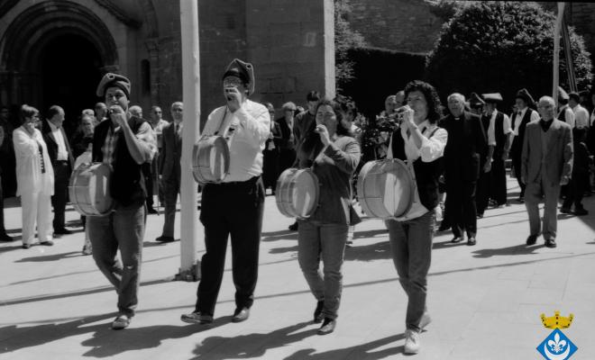 Ofrena floral al pedró de mossèn Cinto per la Festa Verdaguer. Gil Orriols, acalde de Folgueroles, Maria Homs, presidenta d'Amics de Verdaguer, el rector Ramon Besora