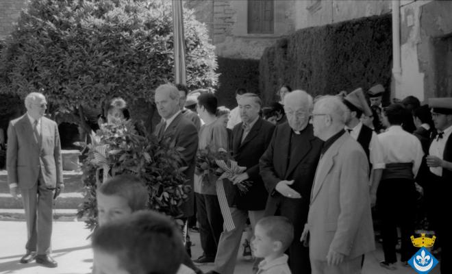 Ofrena floral al pedró de mossèn Cinto per la Festa Verdaguer. Gil Orriols, acalde de Folgueroles, Maria Homs, presidenta d'Amics de Verdaguer, el rector Ramon Besora, Just Palma, regidor de Vic