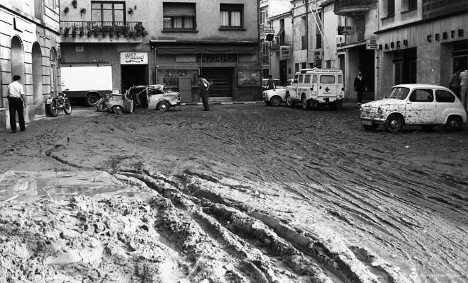 Efectes d'un aiguat, plaça de la Llibertat
