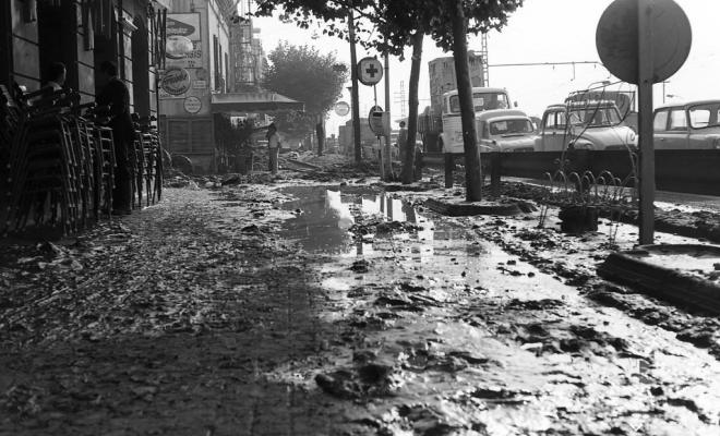 Efectes d'un aiguat, carrer de Barcelona