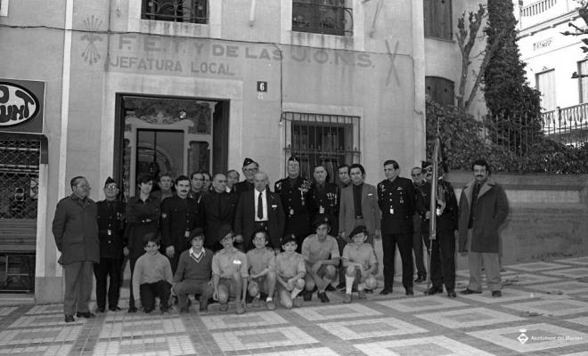 Local de la Falange amb falangistes al davant