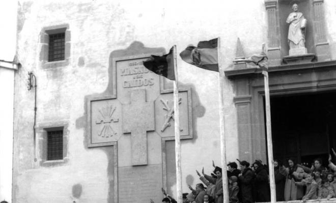 Homenatge a la Creu dels Caiguts de la façana de l'església