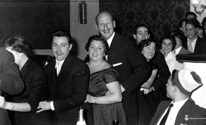 Grup de gent ballant la festa de cap d'any al Casino