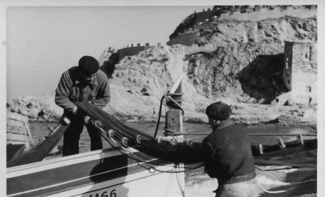 Pescadors plegant les xarxes a la platja de Tossa de Mar (la Selva)