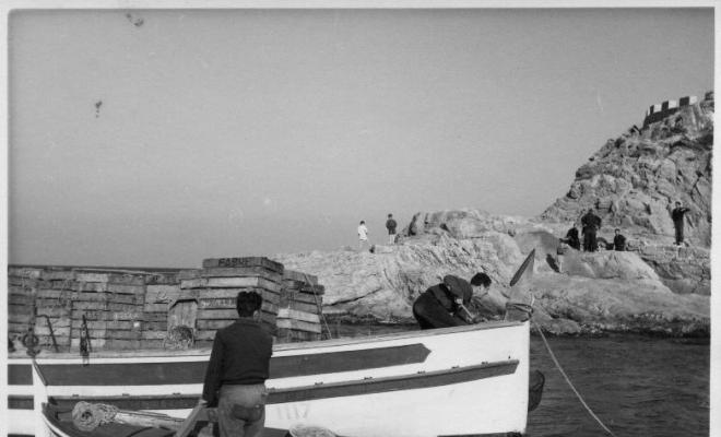 Dues barques de pesca treballant a la costa de Tossa de Mar (la Selva)