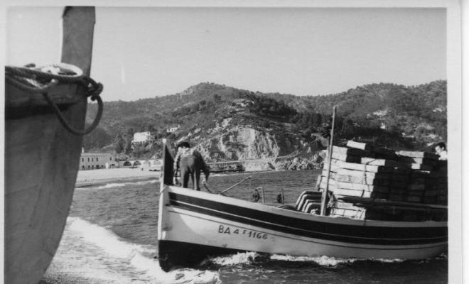 Barca de pesca arribant a la platja de Tossa de Mar (la Selva)