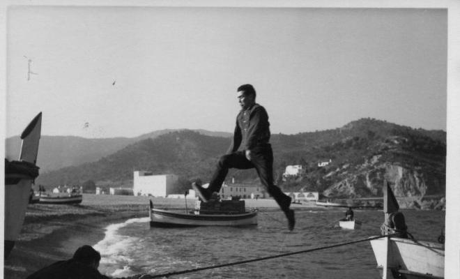 Un pescador saltant des d'una barca cap a la platja de Tossa de Mar (la Selva)