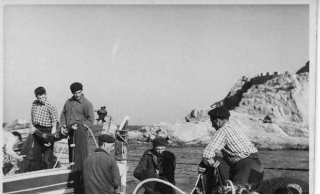 Pescadors recollint les xarxes a la platja de Tossa de Mar (la Selva)