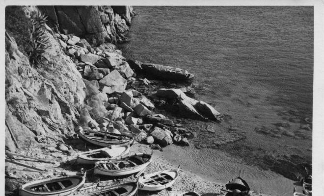 Barques de pesca varades a la platja de Tossa de Mar (la Selva)