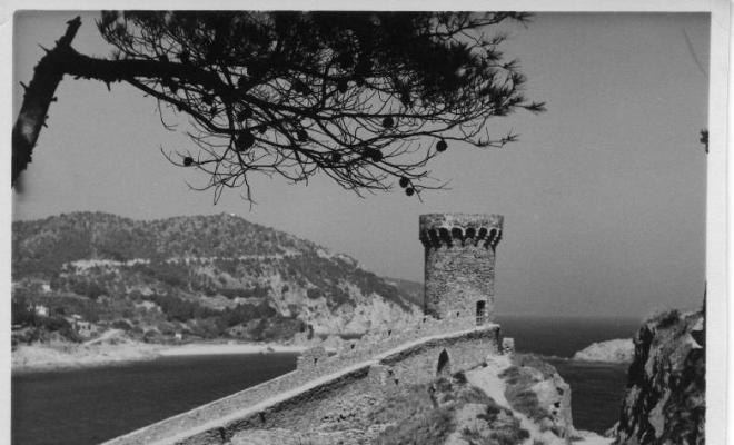 Vista de la muralla i la torre de Tossa de Mar (la Selva)