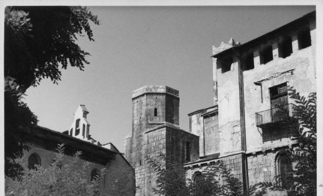 Vista de la catedral de la Seu d'Urgell des del claustre
