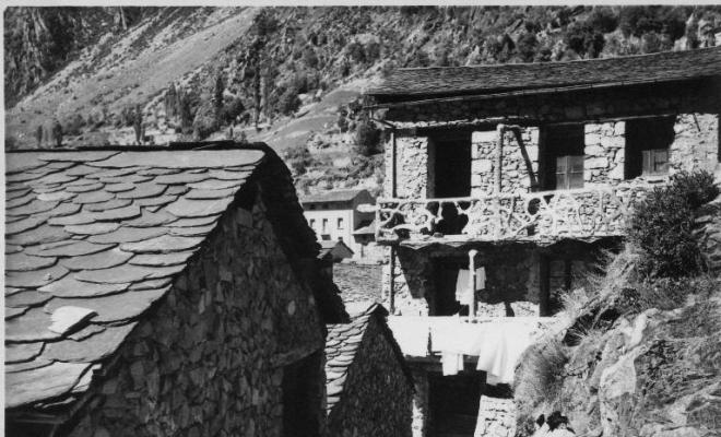 Vista d'algunes cases i carrers d'Andorra la Vella