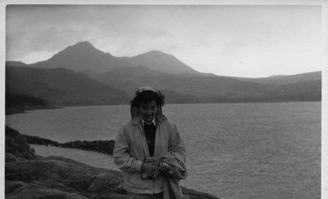 Teresa Torres al costat de l'estany de la Bollosa
