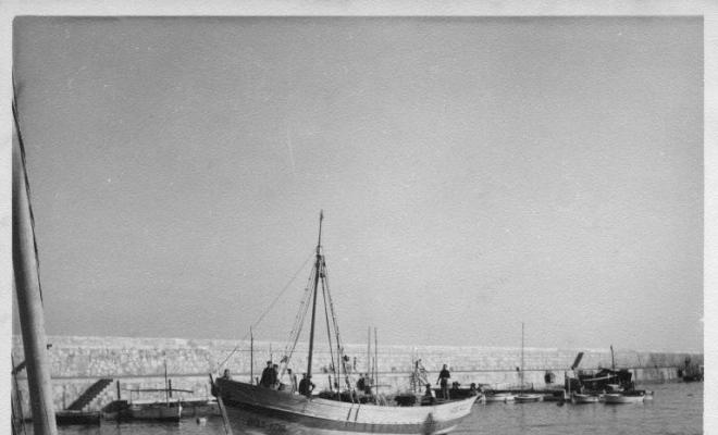 Barca de pesca entrant al port de Blanes (la Selva)