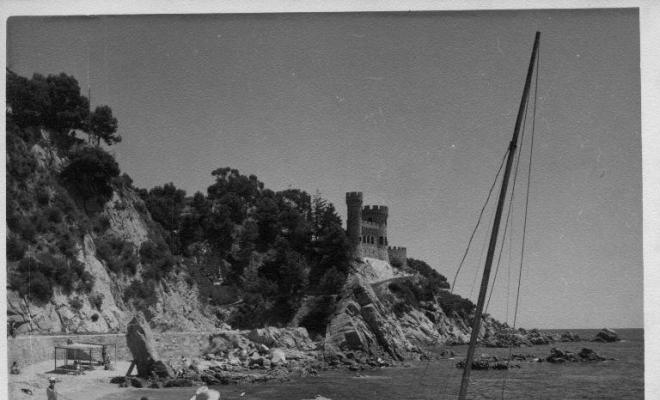 Barques de pesca i veler lleuger varats a una platja de Lloret de Mar