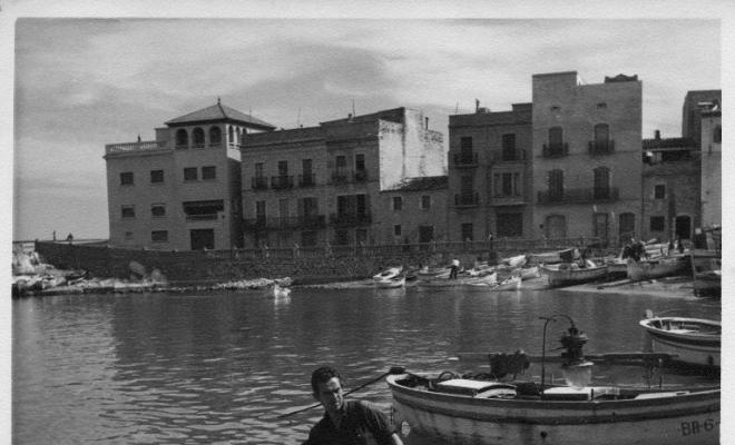 Pescador en la seva barca fondejada davant l'Escala