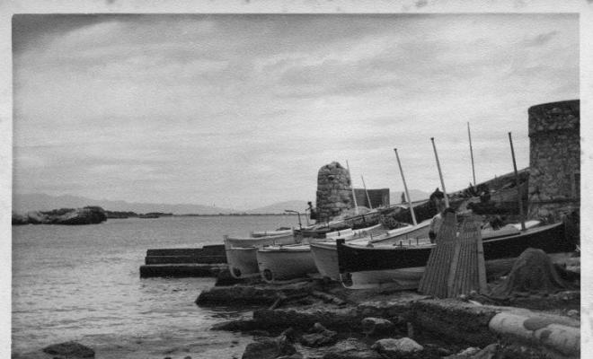 Barques de pesca varades a la platja de l'Escala (Alt Empordà)