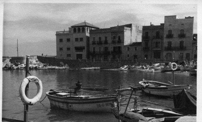 Barques de pesca fondejades davant l'Escala (Alt Empordà)