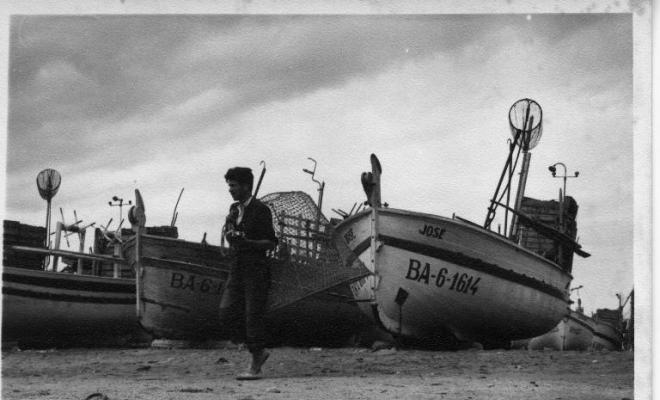 Barques de pesca varades a la platja de l'Escala (Alt Empordà)