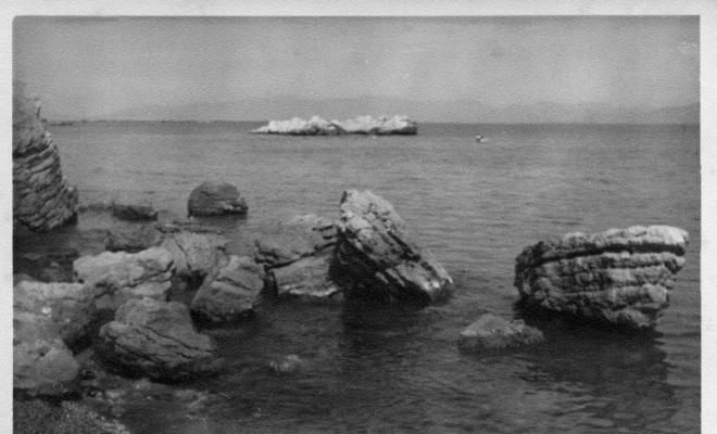 Barca varada entre les roques a la zona de l'Escala (Alt Empordà)