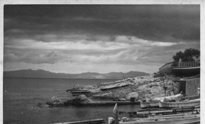 Barques de pesca varades a la platja de l'Escala (Alt Empordà)