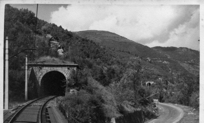 Vies de tren i carretera camí de Ripoll