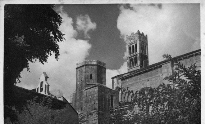 Campanar i edifici del monestir de Ripoll des del claustre