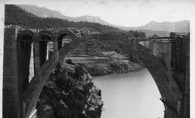 Pont en construcció sobre el pantà d'Oliana (Alt Urgell)