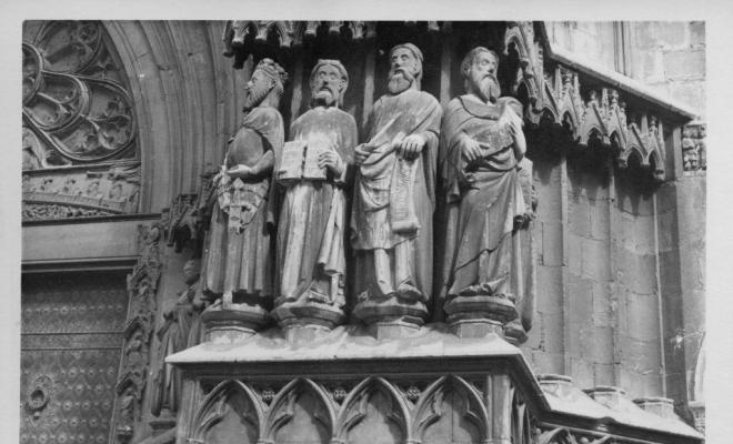 Figures esculpides a la portalada de la catedral de Tarragona