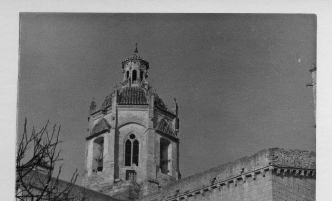 Vista de l'església del monestir de Santes Creus des del claustre