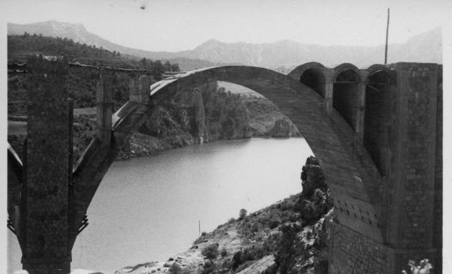 Pont en construcció al pantà d'Oliana (Alt Urgell)