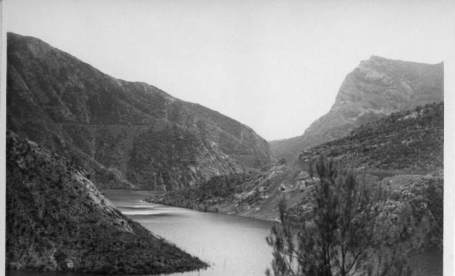 El Segre a la zona del pantà d'Oliana (Alt Urgell) creuat per un pont