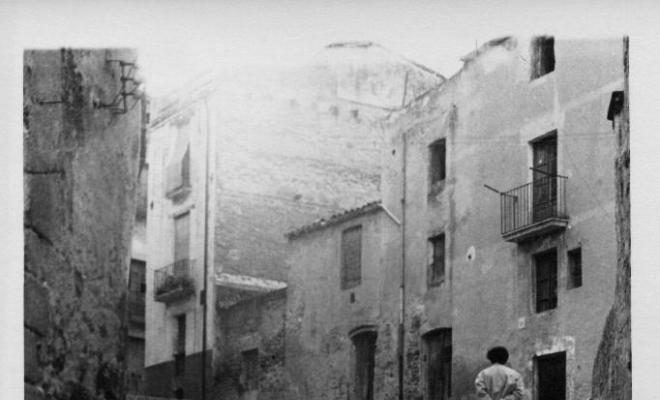 Carrer en pendent a Hostalric (la Selva)
