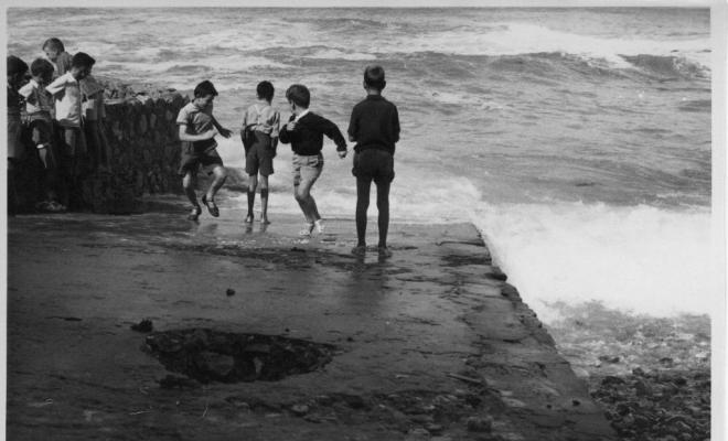 Grup de nens a la vora del mar a l'Escala (Alt Empordà)