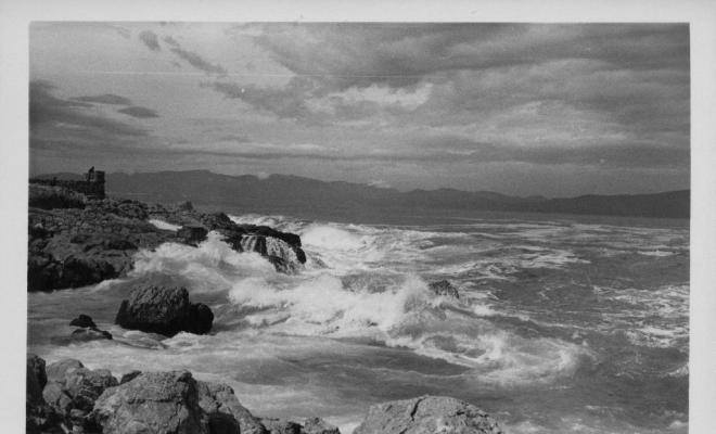 Onades trencant a les roques durant un temporal a l'Escala (Alt Empordà)