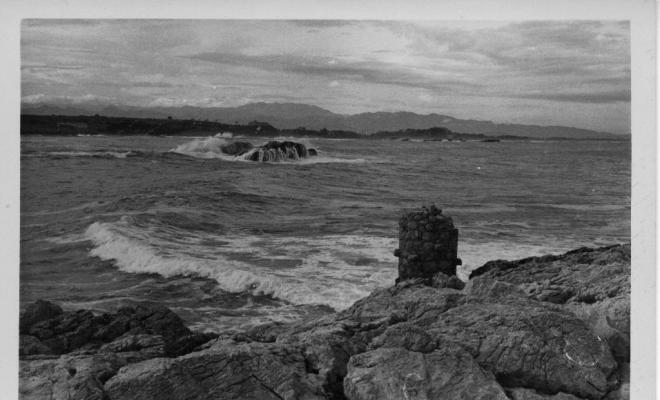 Onades trencant a les roques durant un temporal a l'Escala (Alt Empordà)
