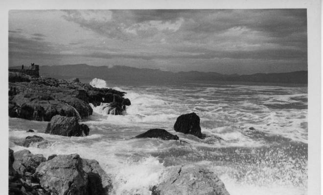 Onades trencant a les roques durant un temporal a l'Escala (Alt Empordà)