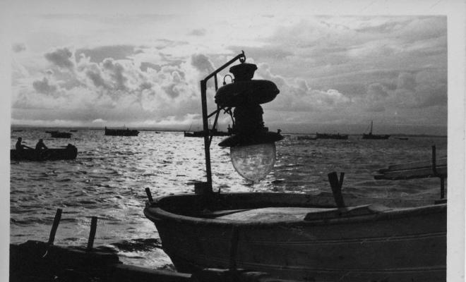 Barques de pesca varades a la platja de Roses (Alt Empordà)