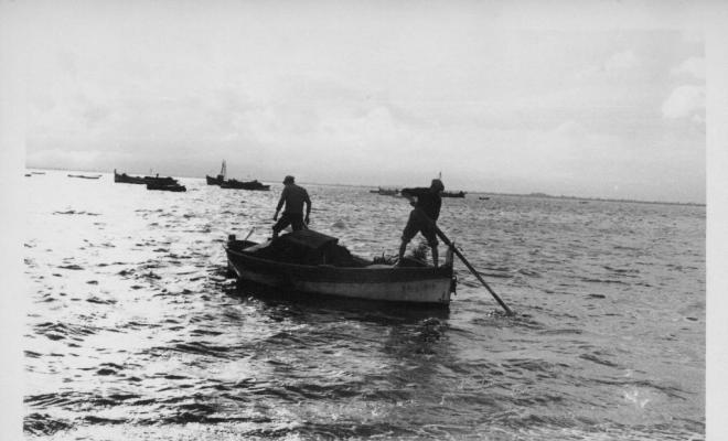 Barca de pesca navegant prop de la platja de Roses (Alt Empordà)