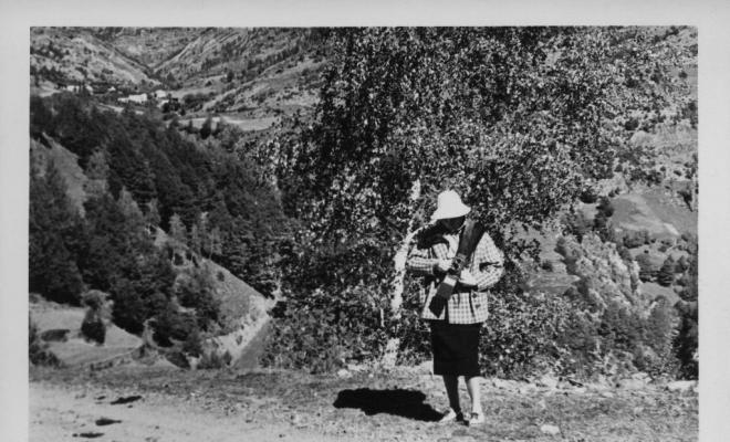 Retrat de Teresa Torres en algun indret d'Andorra