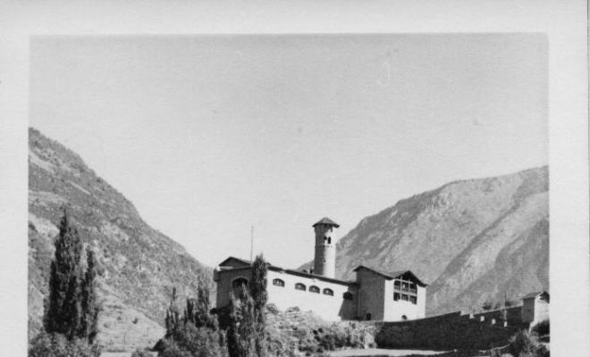 Edifici al cim d'un pujol en algun indret d'Andorra
