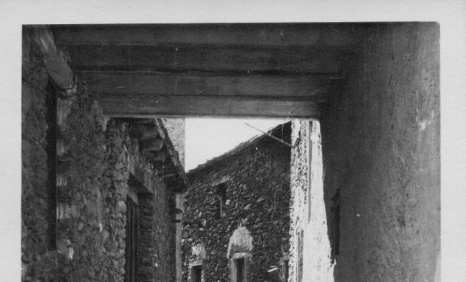 Dos nens i un capellà en un carrer d'Ordino, Andorra