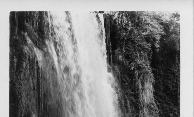 Teresa Torres davant un salt d'aigua del Monasterio de Piedra