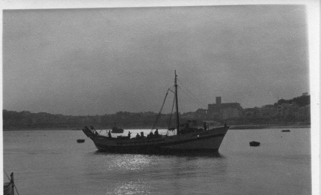 Barca de pesca entrant al port de Santoña (Cantàbria)