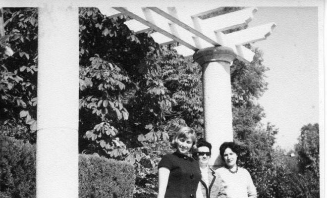 Teresa Torres amb dues dones al Retiro de Madrid